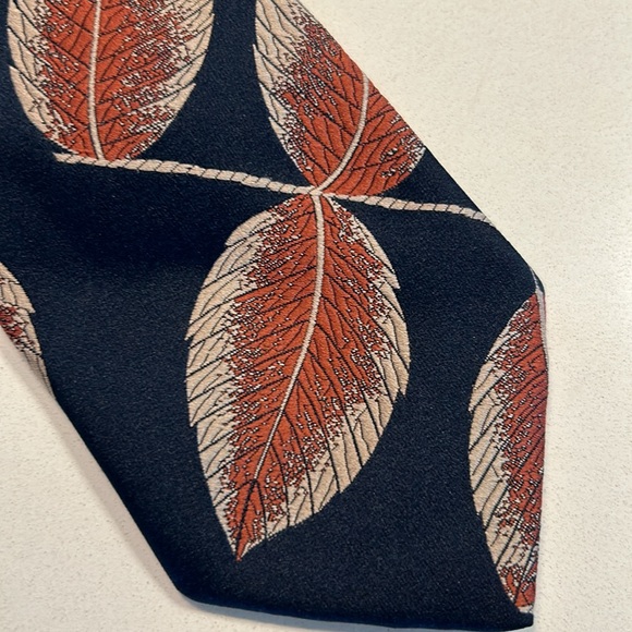 Vintage YVES SAINT LAURENT tie - Picture 2 of 6
